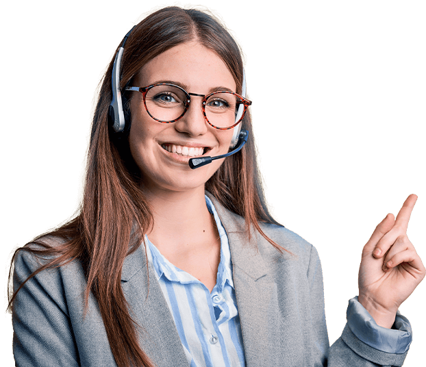 Mulher sorridente usando um headset e apontando para as informações ao lado