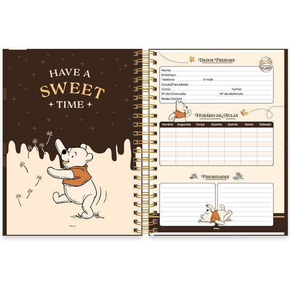Caderno Universitário Capa Dura Premium, 10 x 1, 150 folhas, Ursinho Pooh, 2638427, Spiral Pooh - PT 1 UN Caderno Universitário Capa Dura Premium, 10 x 1, 150 folhas, Ursinho Pooh, 2638427, Spiral Pooh - PT 1 UN