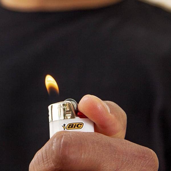 Isqueiro BIC Maxi, Cores Sortidas, Acende Até 3000 Vezes, Com Chama Pré-Ajustada, 902585 - CT 12 UN