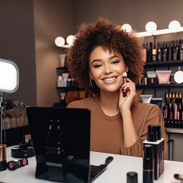 Luminária de Mesa LED vlog tw, 10w, USB, 15020041-03, Taschibra - CX 1 UN Luminária de Mesa LED vlog tw, 10w, USB, 15020041-03, Taschibra - CX 1 UN