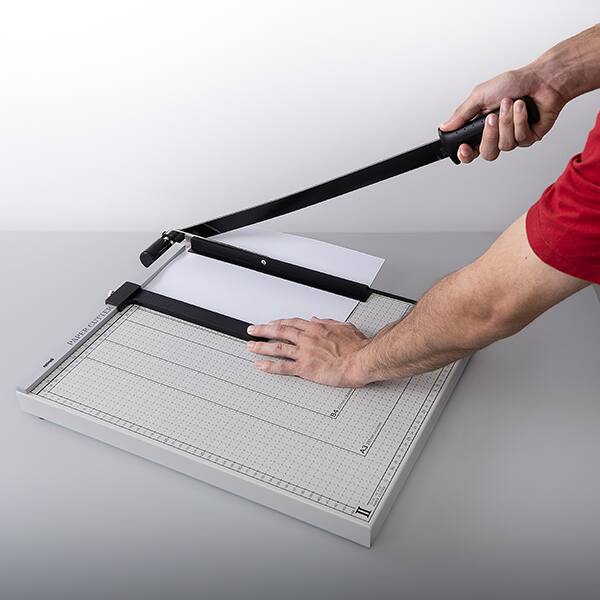 Guilhotina de papel, (460mm), até 10 folhas com base, 410 x 655mm, 829-2, Spiral - CX 1 UN Guilhotina de papel, (460mm), até 10 folhas com base, 410 x 655mm, 829-2, Spiral - CX 1 UN