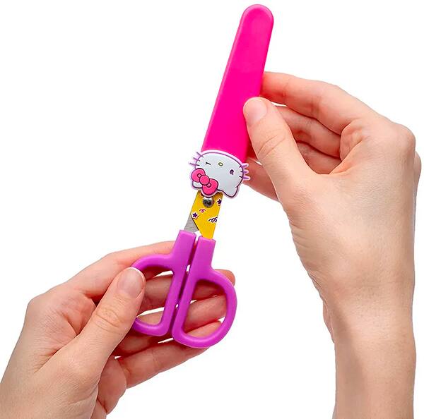 Tesoura escolar Hello Kitty com Protetor, 10cm, 10188, Leonora - BT 1 UN Tesoura escolar Hello Kitty com Protetor, 10cm, 10188, Leonora - BT 1 UN