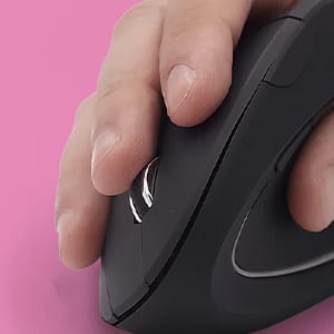 Mão segurando um mouse ergonomico da app tech, com o fundo rosa