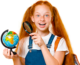 Menina sorridente, segurando alguns cadernos em uma mão e com a outra ela faz sinal de beleza com o polegar levantado