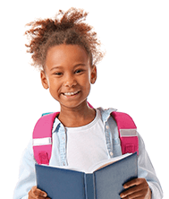 Menina sorridente, segurando alguns cadernos em uma mão e com a outra ela faz sinal de beleza com o polegar levantado
