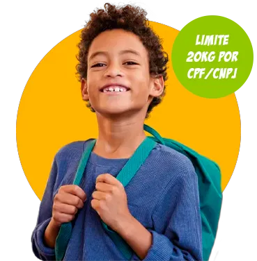 Menino extremamente feliz e sorridente